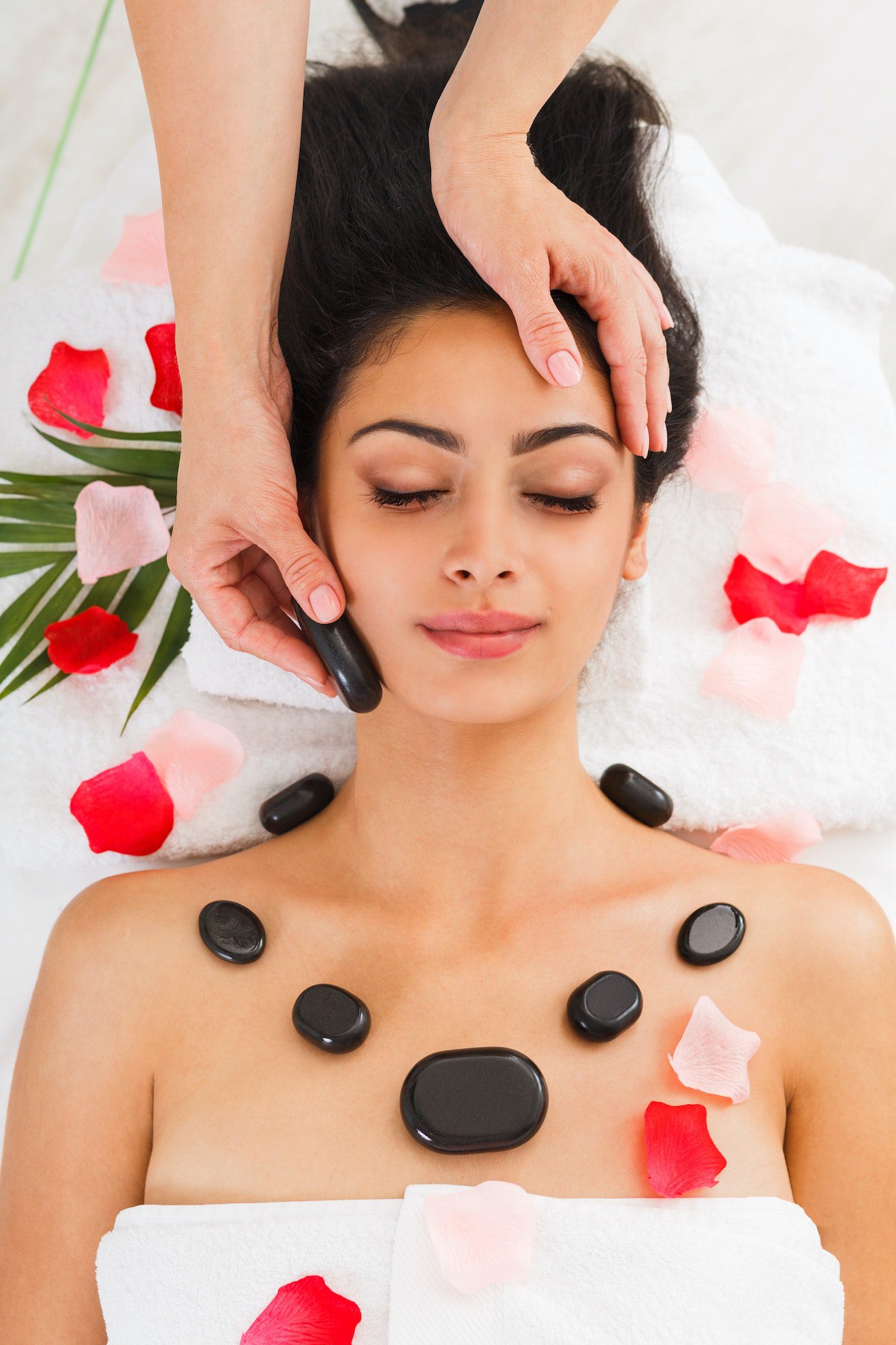 Spa In Aerocity - Russian Spa In Aerocity -Russian Spa In Mahipalpur beautician make stone massage spa for woman at wellness center